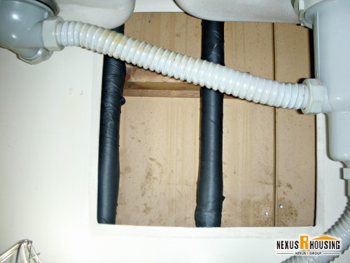 キッチン蛇口　配管部分の保温材